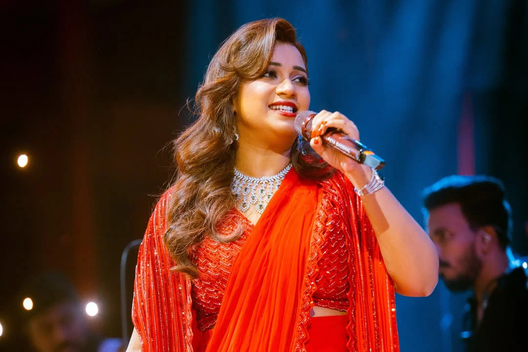 Shreya Ghoshal playing live